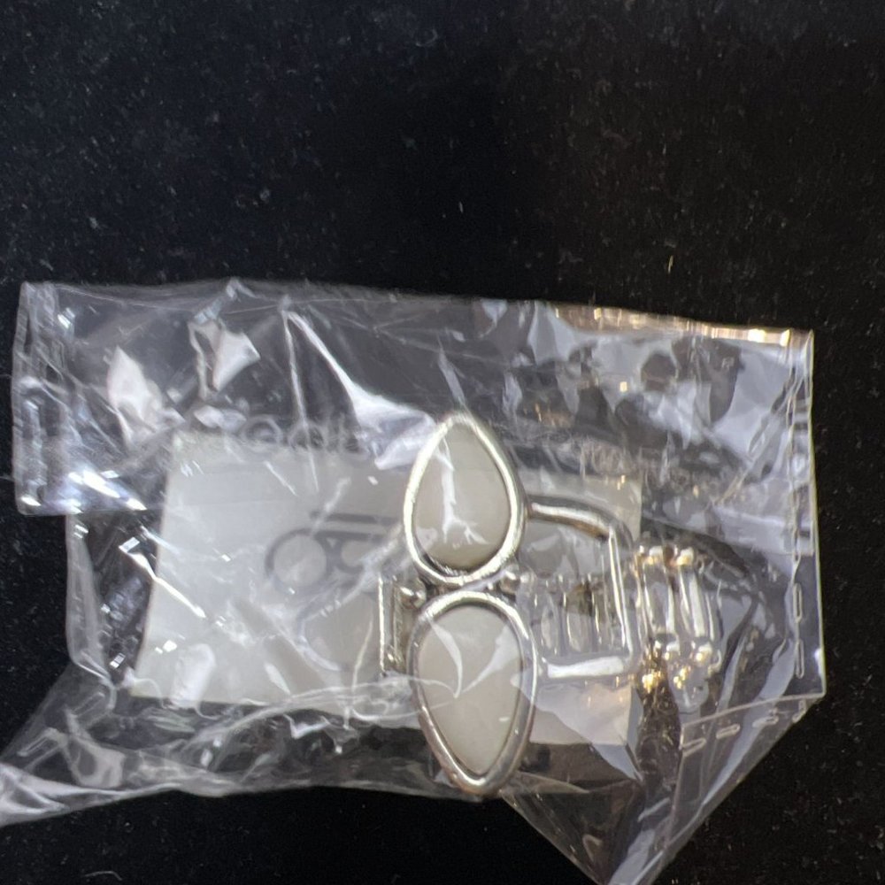 New Paparazzi Silver Tone Simply Saharan White Stretch Ring (R272)